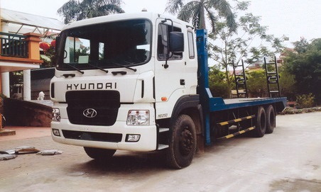 Xe chở máy công trình Hyundai HD250 tải 12 tấn 2021